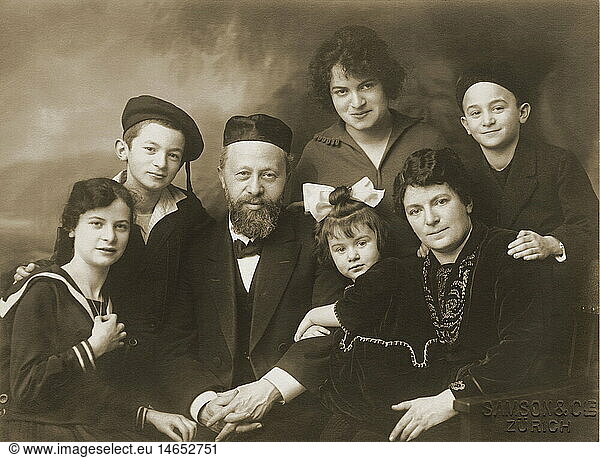 Schweiz  um 1910 einer juedischen Familie  Familienbildnis  Eltern  fuenf Kinder  Geschwister  Vater  Mutter  Maedchen  Jungen  Grossfamilie  Bildnis  Geborgenheit  Jude  Juden