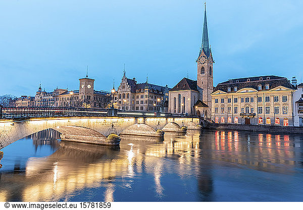 Schweiz  Zürich  Fraumünsterkirche und Munsterbrucke über der Limmat in der Abenddämmerung