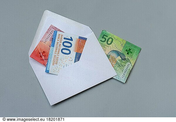 Schweizer Geldscheine mit Kuvert  Geldgeschenk  Symbolfoto