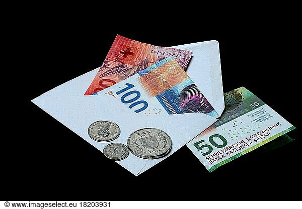 Schweizer Geldscheine und Münzen mit Kuvert  Geldgeschenk  Symbolfoto