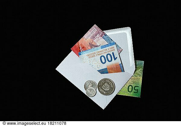 Schweizer Geldscheine und Münzen mit Kuvert  Geldgeschenk  Symbolfoto