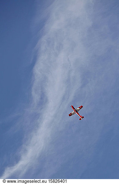 Schweizer Kunstflugzeug gegen tiefblauen Himmel