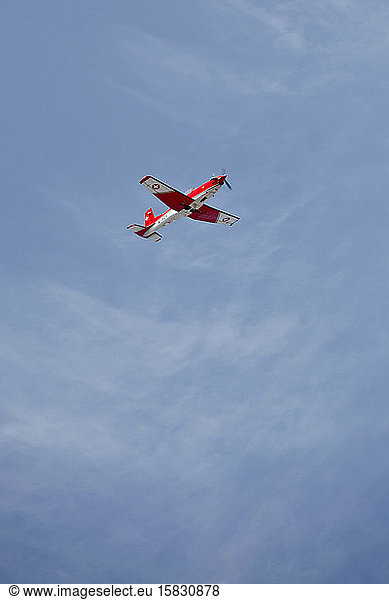 Schweizer Kunstflugzeuge gegen blauen Himmel