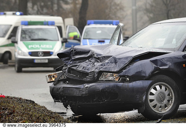 Schwerer Verkehrsunfall im Begegnungsverkehr auf der Neuen Weinsteige  Stuttgart-Degerloch  Baden-Württemberg  Deutschland  Europa
