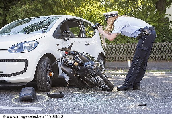 Schwerer Verkehrsunfall  Simson-Roller stürzt in Auto  Polizistin nimmt Unfall auf  Deutschland  Europa