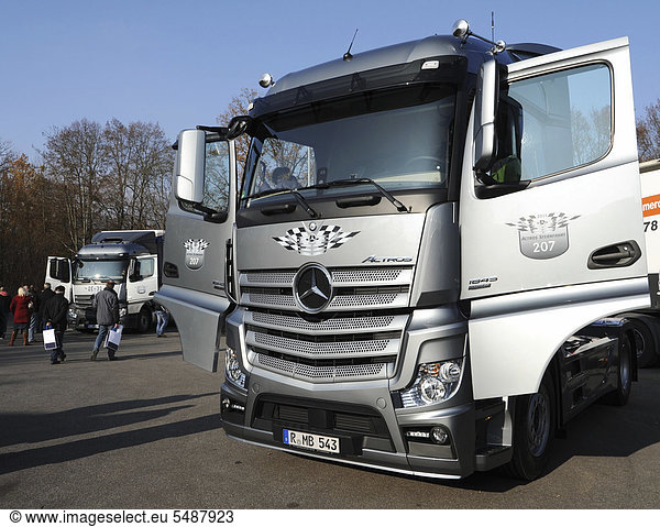 Schwerlastwagen  der neue Actros aus dem Bereich Nutzfahrzeuge  präsentiert von der Mercedes Niederlassung in Regensburg  Bayern  Deutschland  Europa