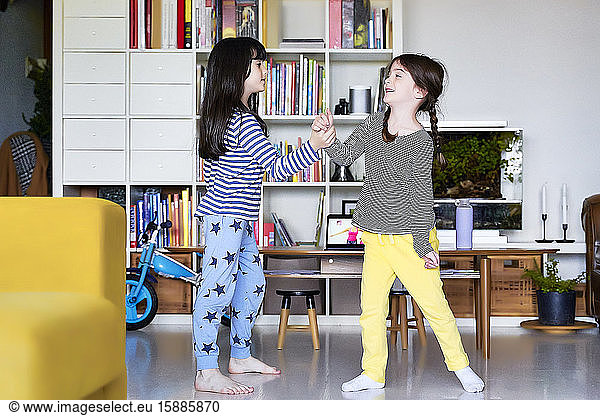 Schwestern spielen Kämpfe im Wohnzimmer