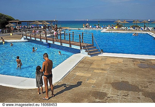 Schwimmbad des Insotel Club Maryland  Migjorn Strand  Formentera  Balearen  Spanien. Urlauber  Touristen  Platja de Migjorn  Schwimmbad  Formentera  Pityusen  Balearen  Spanien  Europa.