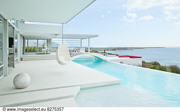 Schwimmbad und modernes Haus