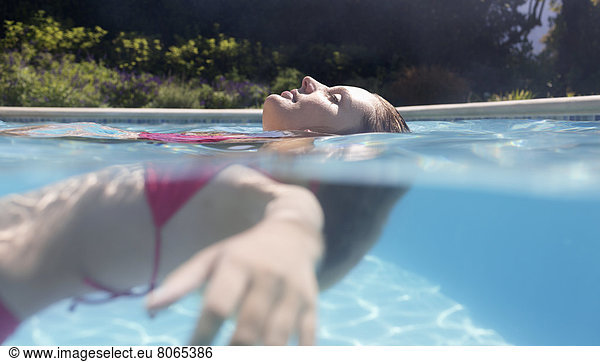 Schwimmende Frau im Schwimmbad
