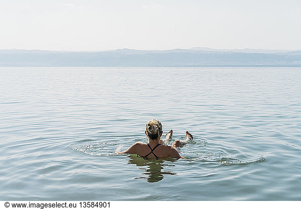 Schwimmende Frau im Toten Meer  Jordanien