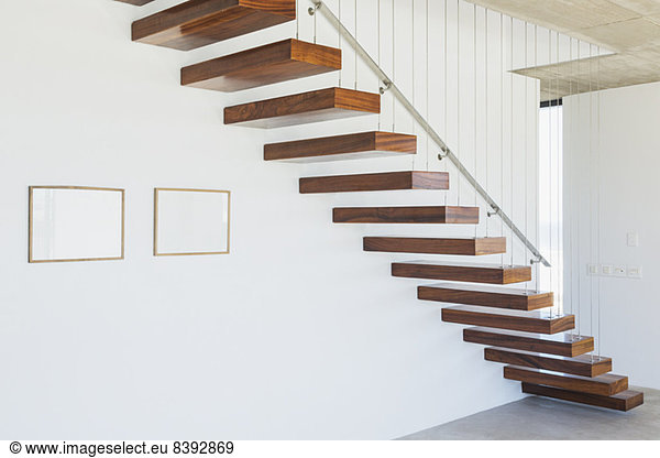 Schwimmende Treppe im modernen Haus