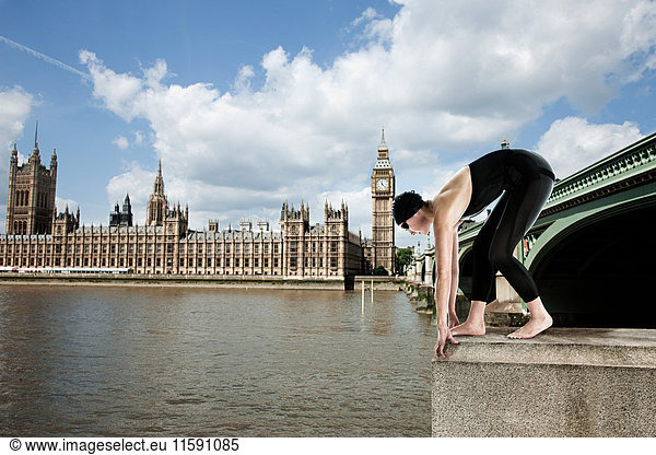 Schwimmer beim Tauchen vor der Westminster Bridge  London  England