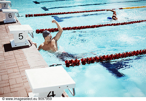 Schwimmer feiert im Pool