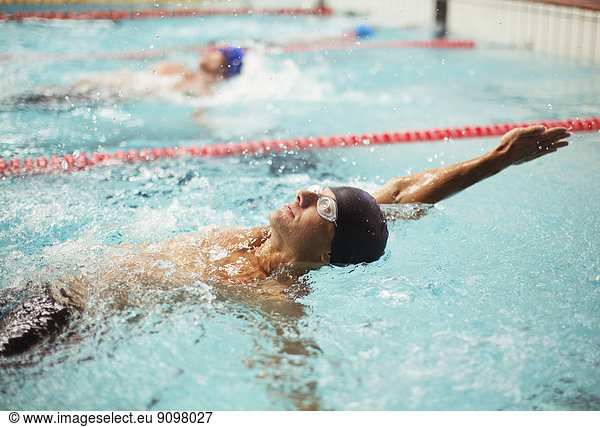 Schwimmer im Rückenschwimmen im Pool