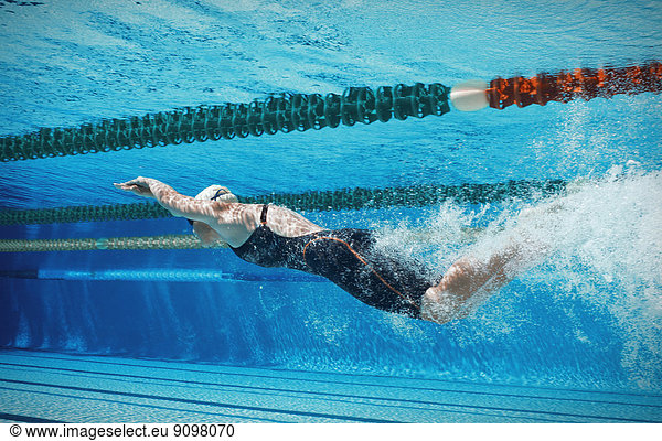 Schwimmer-Rennen unter Wasser