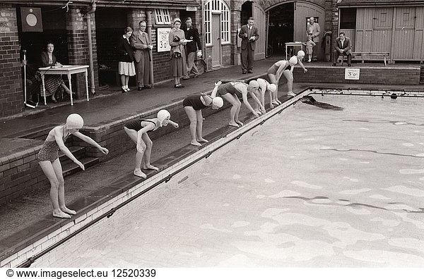 Schwimmwettkampf  Yearsley Baths  York  Yorkshire  1956. Künstler: Unbekannt