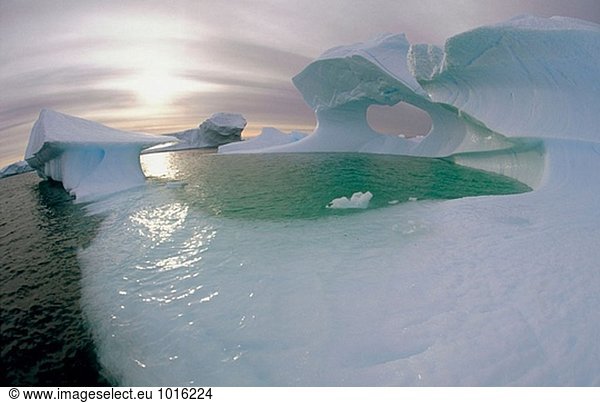 Sculpted Eisberg und Gewitterwolken. Pleneau Insel. Antartica
