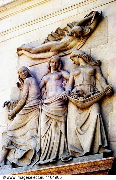 Sculpted Relief auf Gebäude. Barcelona. Spanien