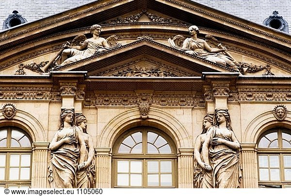 Sculpted Reliefs in der Cour Carrée. Louvre Museum. Paris. Frankreich