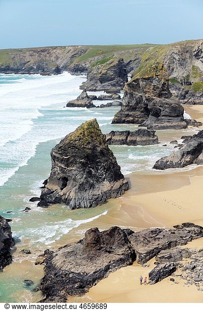 Sea stacks  cliffs and beach at Bedruthan Steps on the South West Coast Path between Padstow and Newquay  Cornwall  England