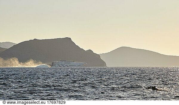 Seajet Katamaran Schnellfähre in voller Fahrt  Gischt  Gegenlicht  Abendlicht  Klima  Golf von Milos  Insel Milos  Kykladen  Griechenland  Europa