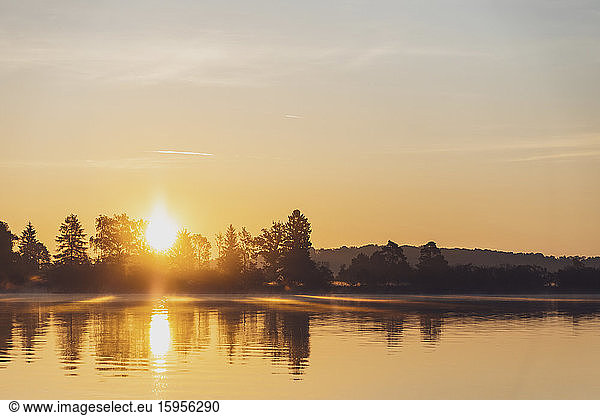 See bei Sonnenaufgang  Deutschland
