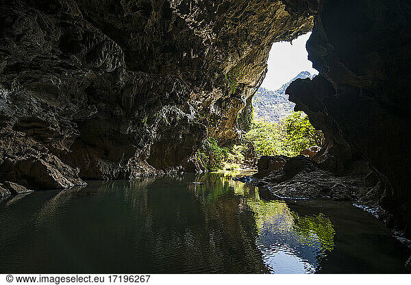 See in einer Kalksteinhöhle in Laos