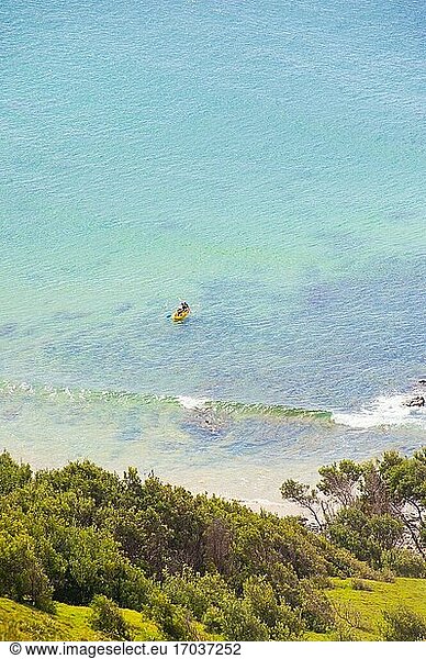 Seekajakfahren in Byron Bay  Gold Coast  Australien. Byron Bay ist eine kleine Stadt an der australischen Goldküste  die für ihre fantastischen Surfmöglichkeiten  ihre schöne Landschaft und für Aktivitäten wie Drachenfliegen und den berühmten Byron Bay-Leuchtturm bekannt ist. Das Cape Byron Lighthouse befindet sich in der Nähe der Spitze von Cape Byron  dem östlichsten Punkt Australiens.