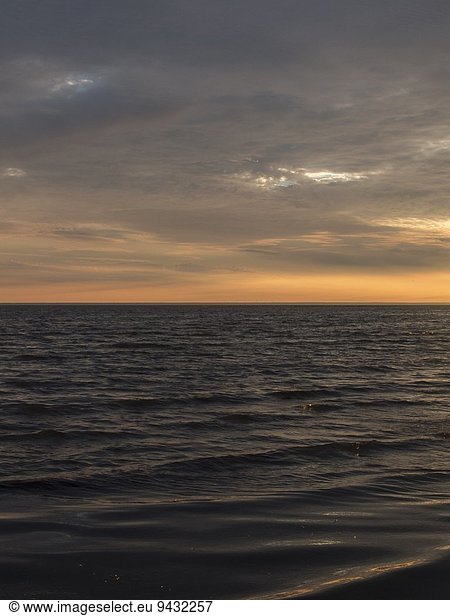 Seelandschaft mit Sonnenaufgang über dem Horizont