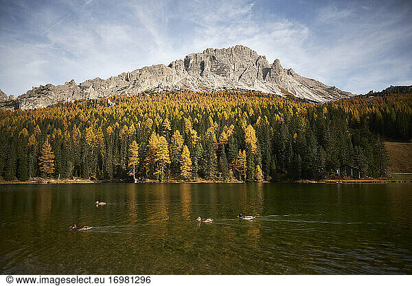 Seen und Berggipfel der italienischen Dolomiten