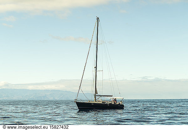 Segelboot auf dem Atlantischen Ozean zwischen La Gomera und Teneriffa