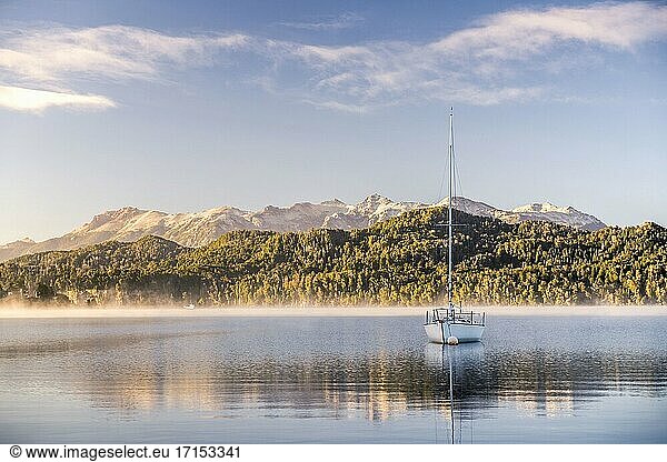 Segelboot auf dem nebligen Nahuel Huapi-See bei Sonnenaufgang  Villa la Angostura  Neuquen  Patagonien  Argentinien