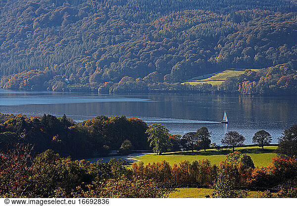 Segelboot auf einem stillen See im britischen Lake District
