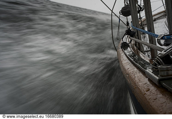 Segelboot Bewegung Unschärfe durch den Ozean