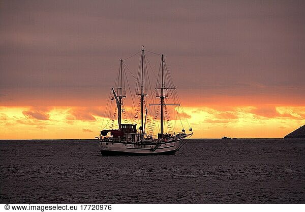 Segelboot  Boot im Sonnenuntergang  Sonnenuntergang  Galapagos Islands  Ekuador  Stimmung  Reisen  Transport  Silhouette  Meer  Ozean Sailboat  Sailing boat  Ecuador  South America Sailboat  Galapagos Islan  Südamerika