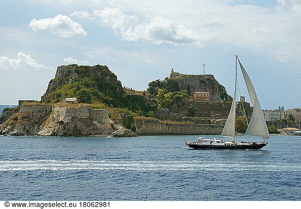 Segelboot und alte Festung  Korfu  Griechenland  Kerkyra  Europa