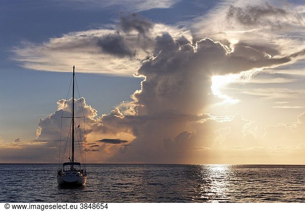 Segelboot vor Anker  große Gewitterwolke  Sonnenuntergang  Horizont  Meer  LCA  Saint Lucia  St. Lucia  Insel  Inseln unter dem Wind  Kleine Antillen  Karibik