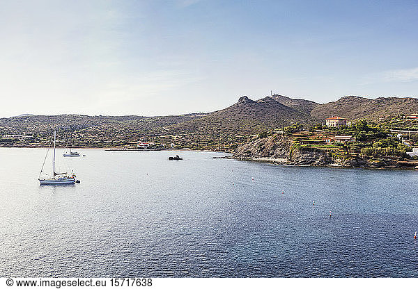 Segelboote an der Küste von Kap Sounion  Attika  Griechenland