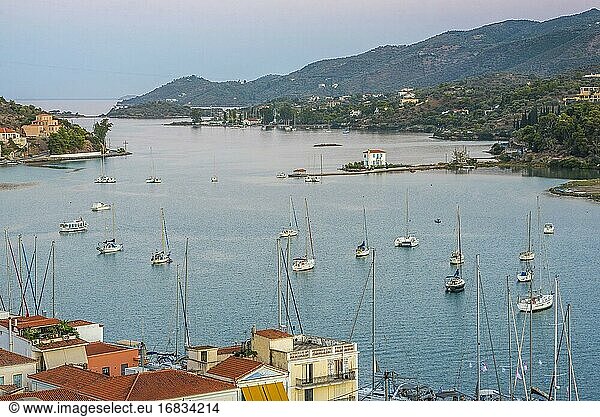 Segelboote bei Sonnenuntergang  Insel Poros  Saronische Insel  Ägäische Küste  Griechenland