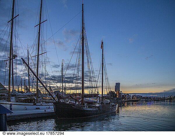 Segelboote  Havenwelten  blaue Stunde  Bremerhaven