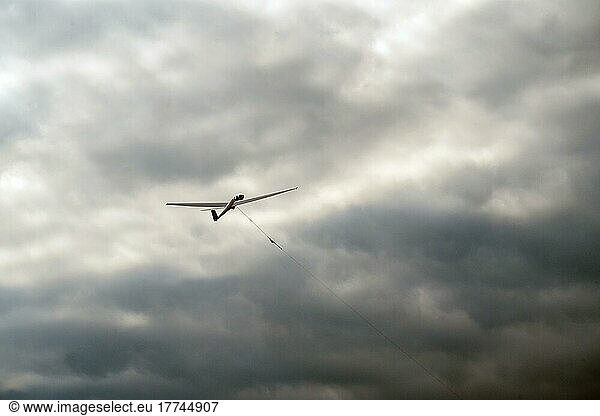 Segelflugzeug startet an der Winde  dunkle Wolken  Flugzeug  Start  Hamburg  Deutschland  Europa