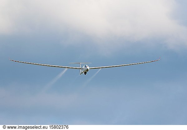 Segelflugzeug vor der Landung  Deutschland  Europa