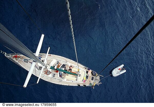 Segeljacht  Blick nach unten vom Mast  Malediven  Asien