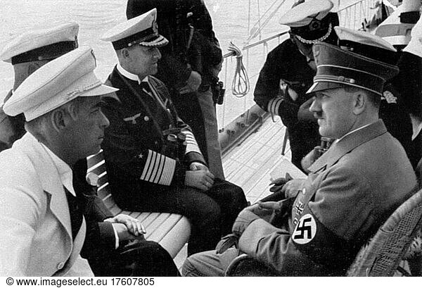 Segeln  Adolf Hitler in Begleitung des Befehlshabers der Kriegsmarine und des Reichsführers an Bord der Stationsjacht Nixe bei den olympischen Segelregatten auf der Kieler Förde