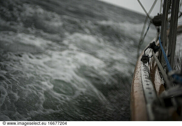 Segeln über Bord im düsteren Ozean