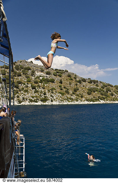 Segeln Reise Küste Boot Meer springen vorwärts Mädchen Mittelmeer