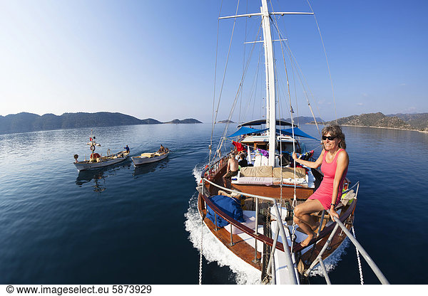 Segeln sitzend Frau Reise Küste Boot vorwärts Mittelmeer