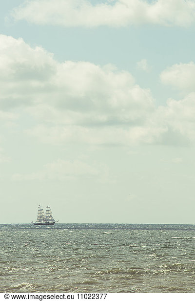 Segelschiff am Horizont