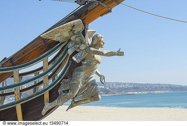 Segelschiff mit Engel als Galionsfigur am Strand  Varna  Bulgarien  Europa